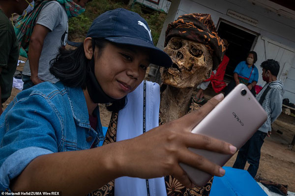 رسم وحشتناک و باورنکردنی یک قبیله اندونزیایی / بیرون آوردن مرده ها از قبر (تصاویر)