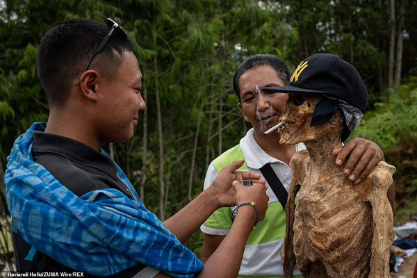 رسم وحشتناک و باورنکردنی یک قبیله اندونزیایی / بیرون آوردن مرده ها از قبر (تصاویر)