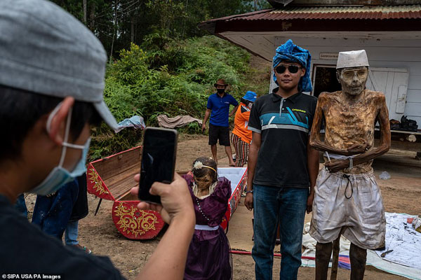 رسم وحشتناک و باورنکردنی یک قبیله اندونزیایی / بیرون آوردن مرده ها از قبر (تصاویر)