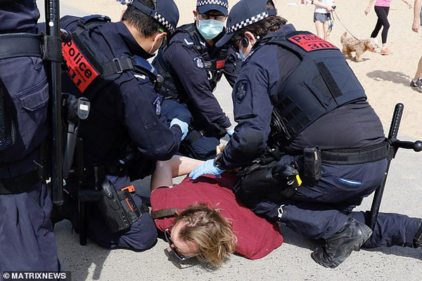 دور دنیا در قاب تصاویر؛ اعتراض و تظاهرات اینبار علیه ثروتمندترین انسان جهان دور دنیا در قاب تصاویر؛ اعتراض و تظاهرات اینبار علیه ثروتمندترین انسان جهان