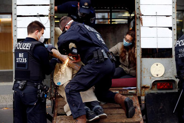 گزارش تصویری لحظات جالب توجه جهان در 24 ساعت اخیر گزارش تصویری لحظات جالب توجه جهان در 24 ساعت اخیر