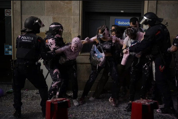 دور دنیا در قاب تصاویر ؛ اسب آبی پسربچه را کشت