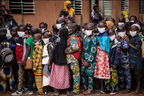 دور دنیا در قاب تصاویر ؛ اسب آبی پسربچه را کشت