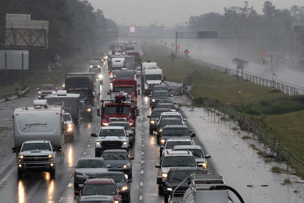 دور دنیا در قاب تصاویر؛ فرار از طوفان