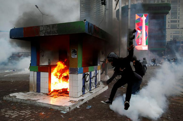 دور دنیا در قاب تصاویر؛ فرار از طوفان