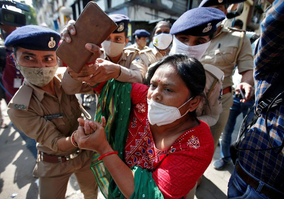 دور دنیا در قاب تصاویر؛ فرار از طوفان