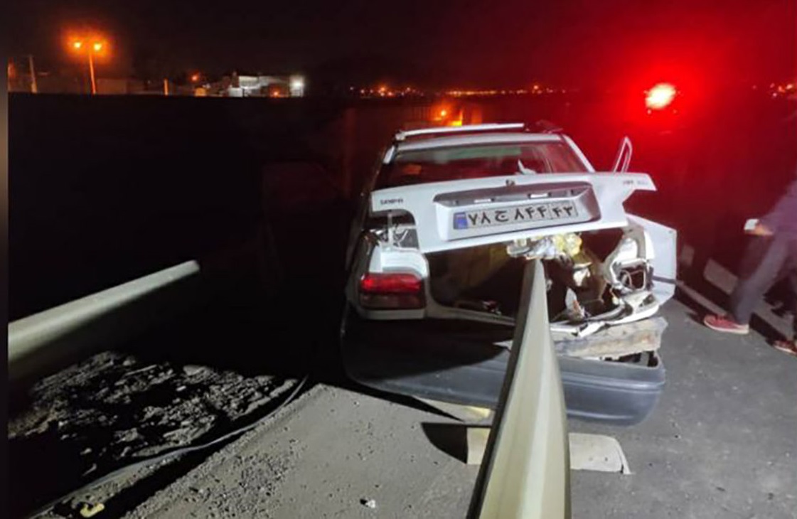 تصادف وحشتناک پراید با گاردریل / مرد اصفهانی در یک قدمی مرگ بود تصادف وحشتناک پراید با گاردریل / مرد اصفهانی در یک قدمی مرگ بود