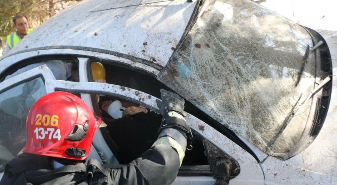 نجات سه گرفتار در خودرو نجات سه گرفتار در خودرو