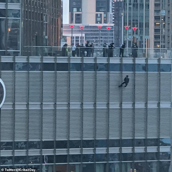 تهدید به خودکشی روی برج ترامپ! / کلاهی برای کرونا (تصاویر) تهدید به خودکشی روی برج ترامپ! / کلاهی برای کرونا (تصاویر)