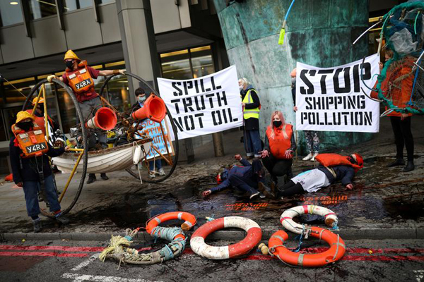 دور دنیا در قاب تصاویر؛ کلیسا را آتش زدند دور دنیا در قاب تصاویر؛ کلیسا را آتش زدند