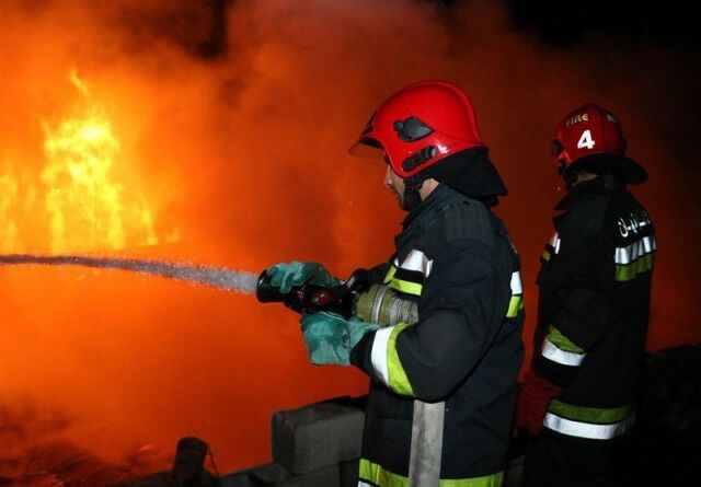 شعله‌های آتش در مرکز پایتخت آتش سوزی انبار کالا بود