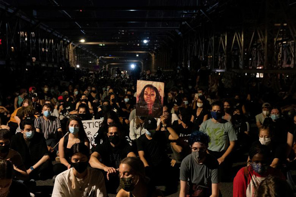 دور دنیا در قاب تصاویر؛ بازی کودکانه بعد از تخریب خانه دور دنیا در قاب تصاویر؛ بازی کودکانه بعد از تخریب خانه