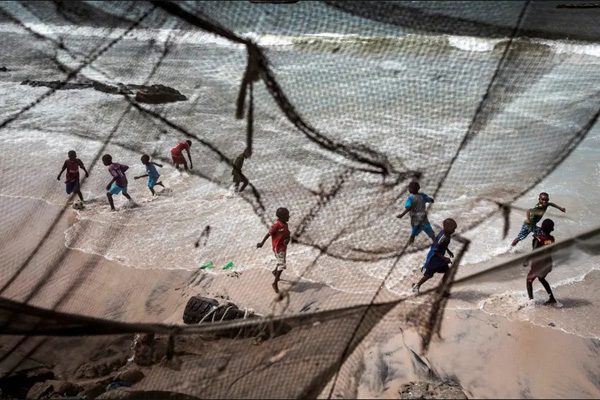دور دنیا در قاب تصاویر؛ بازی کودکانه بعد از تخریب خانه دور دنیا در قاب تصاویر؛ بازی کودکانه بعد از تخریب خانه