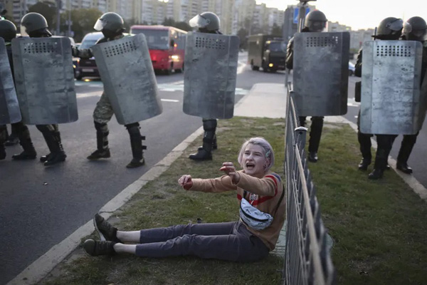 دور دنیا در قاب تصاویر؛ بازی کودکانه بعد از تخریب خانه دور دنیا در قاب تصاویر؛ بازی کودکانه بعد از تخریب خانه