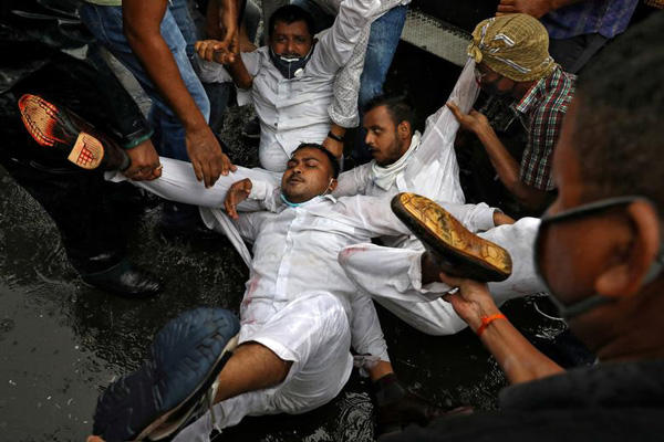 دور دنیا در قاب تصاویر؛ فعال شدن آتشفشان در برف دور دنیا در قاب تصاویر؛ فعال شدن آتشفشان در برف