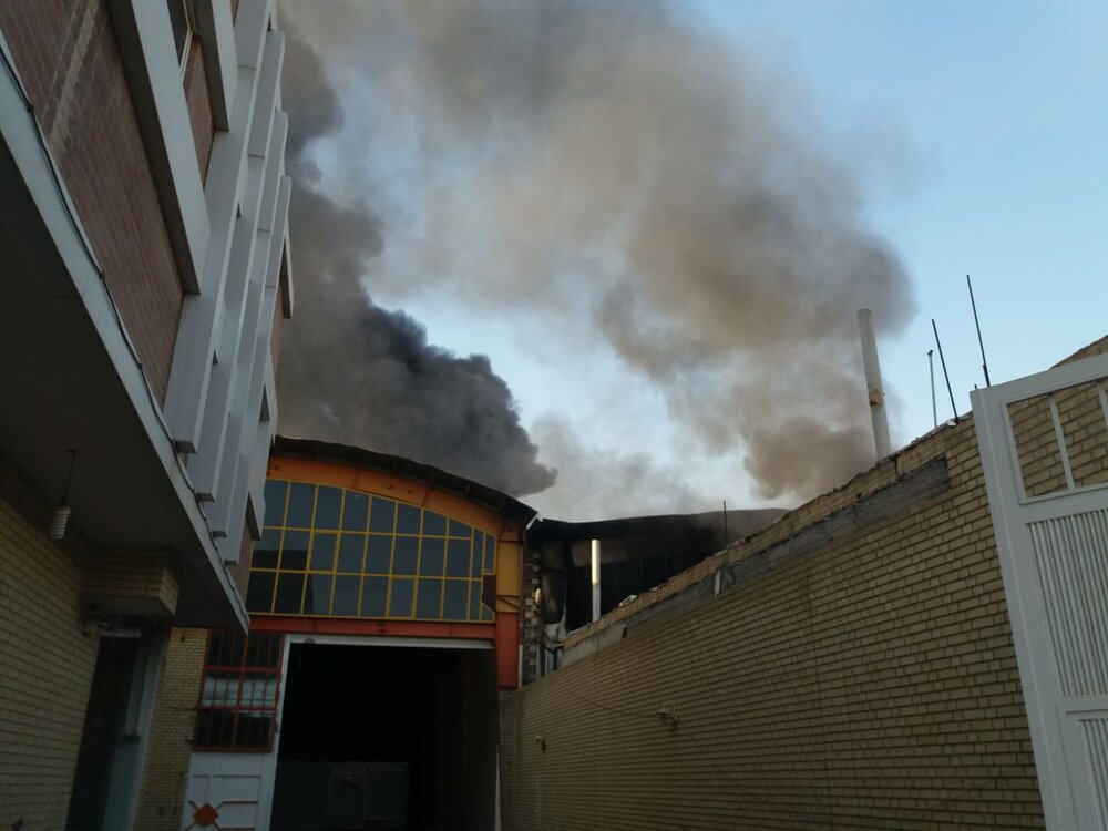 حریق درانبار لوازم یدکی خودرو دراصفهان/ اعزام نیروهای ۹ ایستگاه حریق درانبار لوازم یدکی خودرو دراصفهان/ اعزام نیروهای ۹ ایستگاه