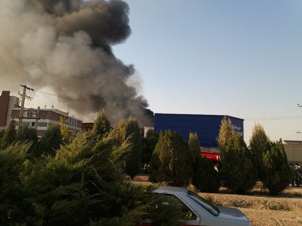 حریق درانبار لوازم یدکی خودرو دراصفهان/ اعزام نیروهای ۹ ایستگاه حریق درانبار لوازم یدکی خودرو دراصفهان/ اعزام نیروهای ۹ ایستگاه