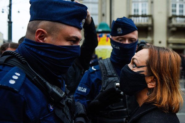 غوغای دستمال توالت در انگلیس! / نجات از زیر آوار 24 بعد از زلزله (تصاویر)