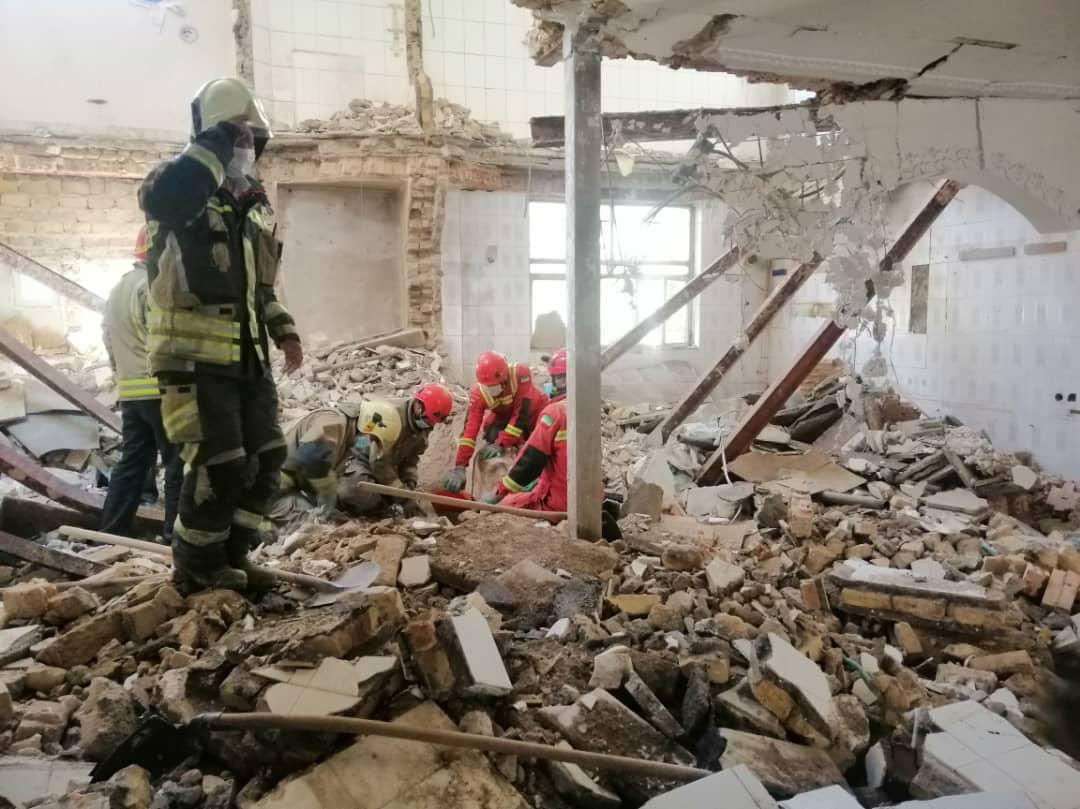 سقف خانه روی سر کارگر خراب شد