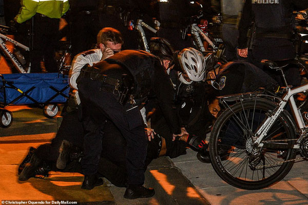 بزن بزن مقابل کاخ سفید (تصاویر)