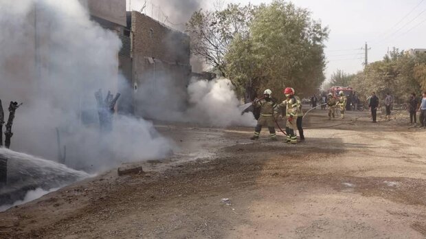 آتش سوزی دوباره درکارگاه تولیدی لوازم پلاستیکی/ حریق چند درخت