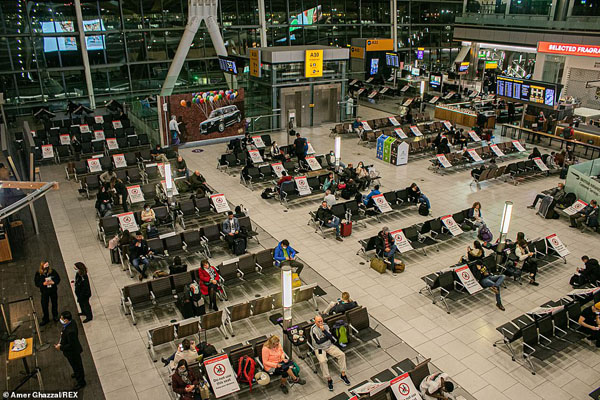 فرار بی سابقه مردم از انگلیس (تصاویر)