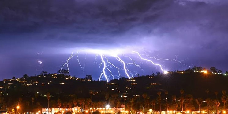 خسارت رعد و برق به منازل مسکونی در ارومیه /۲نفر مصدوم شدند خسارت رعد و برق به منازل مسکونی در ارومیه /۲نفر مصدوم شدند