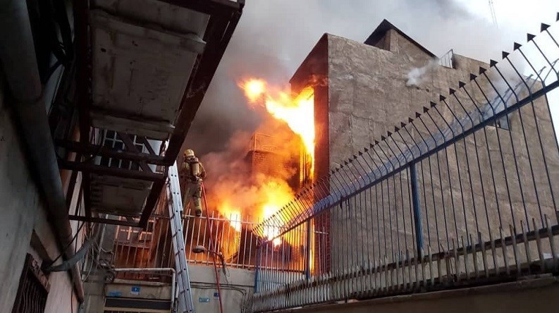 آتشسوزی در یک ساختمان سه طبقه در خیابان جمهوری تهران آتشسوزی در یک ساختمان سه طبقه در خیابان جمهوری تهران