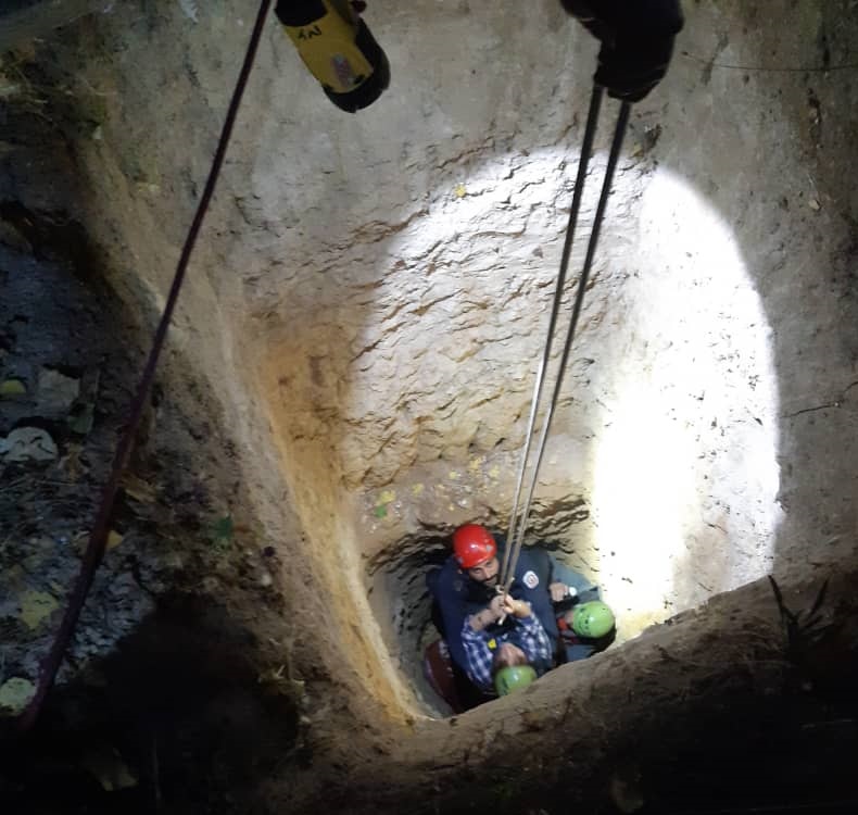 نجات معجزه آسای بانوی ۱۹ ساله از عمق ۸ متری یک چاه