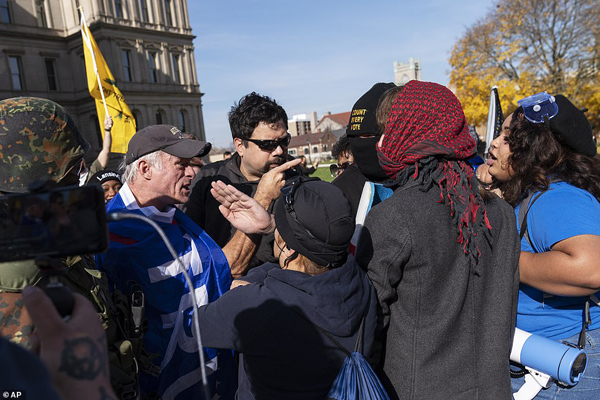 نزاع و کتک کاری در سرتاسر آمریکا!  (گزارش تصویری)
