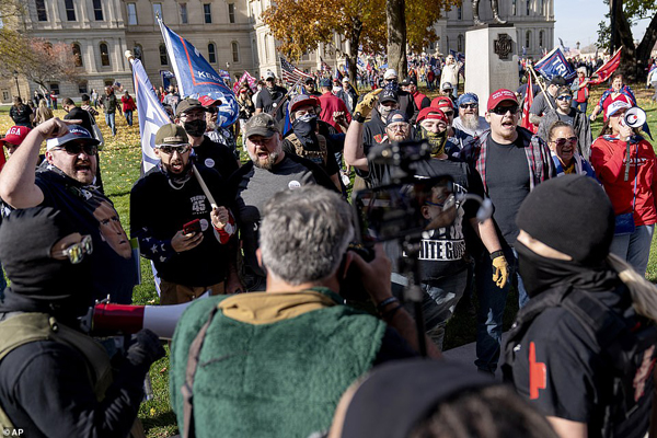 نزاع و کتک کاری در سرتاسر آمریکا!  (گزارش تصویری)