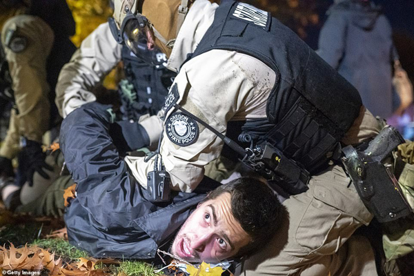 نزاع و کتک کاری در سرتاسر آمریکا!  (گزارش تصویری)