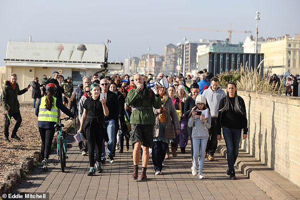 باز هم طوفان، همیشه طوفان / معترضانی بدون ماسک (تصاویر)