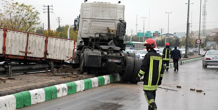 حوادث رانندگی ناشی از بارش نخستین باران پاییزی در مشهد حوادث رانندگی ناشی از بارش نخستین باران پاییزی در مشهد