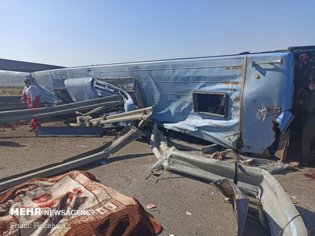 واژگونی اتوبوس در آزادراه کرج - قزوین