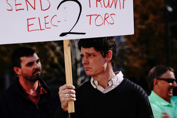 حال روز نزار و پریشان هواداران ترامپ / گریه در مقابل خانه ای که نابود شد (تصاویر)