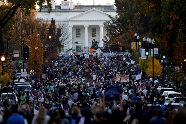 حال روز نزار و پریشان هواداران ترامپ / گریه در مقابل خانه ای که نابود شد (تصاویر)