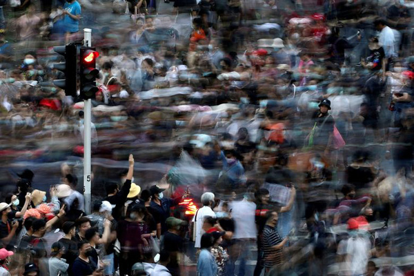 حال روز نزار و پریشان هواداران ترامپ / گریه در مقابل خانه ای که نابود شد (تصاویر)