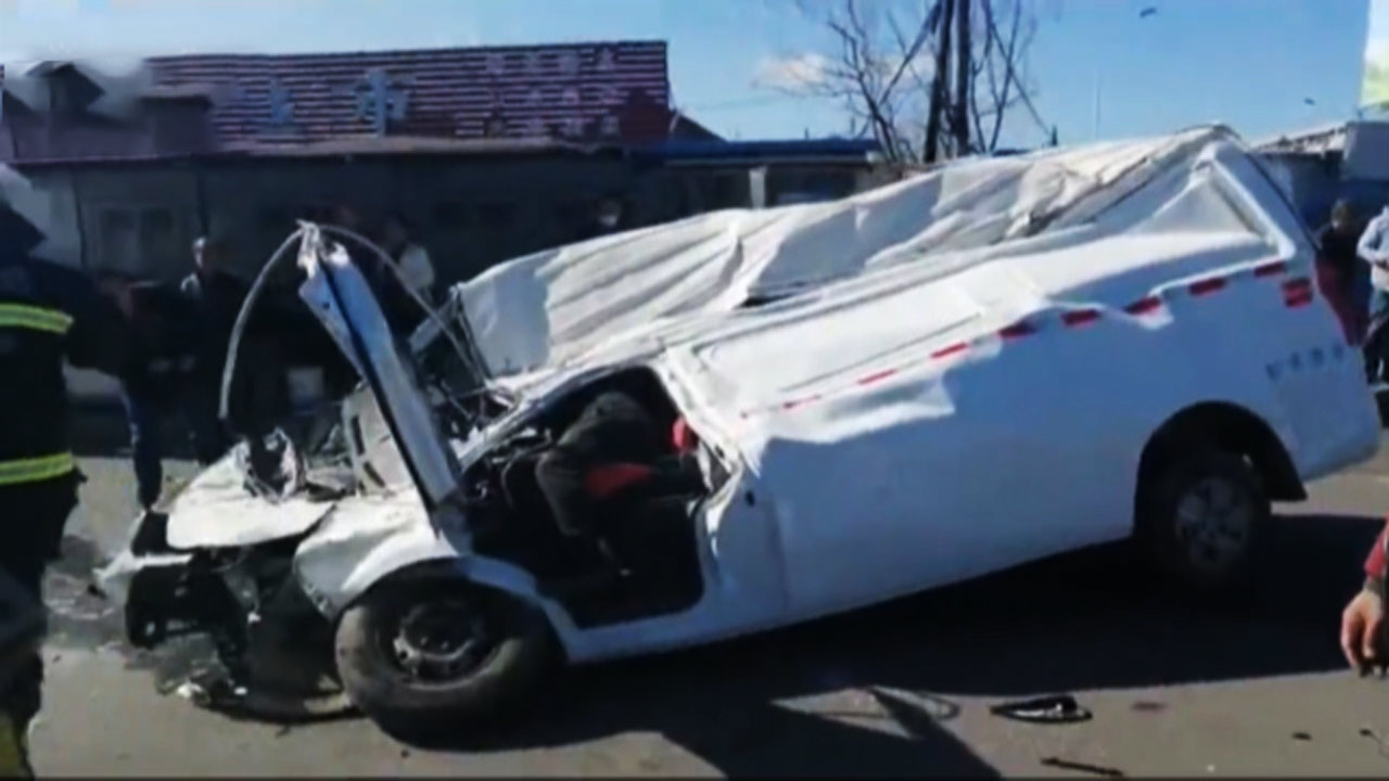 زنده ماندن معجزه آسای یک راننده پس از له شدن خودرویش توسط تریلی زنده ماندن معجزه آسای یک راننده پس از له شدن خودرویش توسط تریلی