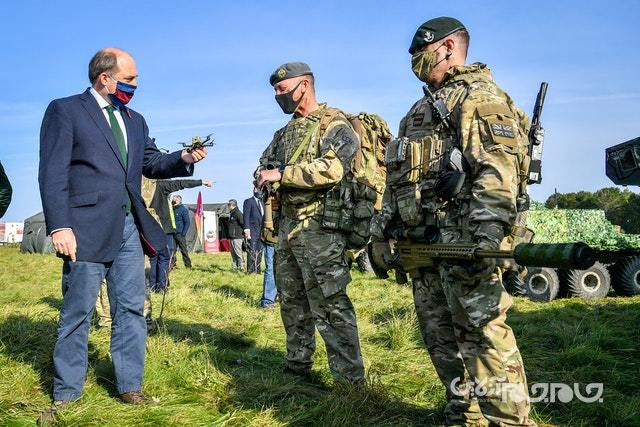 رونمایی ارتش بریتانیا از پهپادهای بسیار ریز و خودروهای بدون سرنشین خودکار+عکس