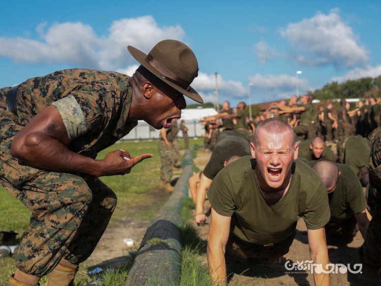 آموزش سرباز از نوع آمریکایی؛ یک شبانه روز با تفنگداران ویژه دریایی در پادگان آموزشی؛ قسمت اول+عکس