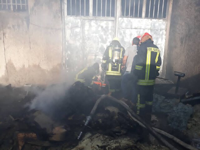 مهار آتش یک انبار گیاهان دارویی در شیراز