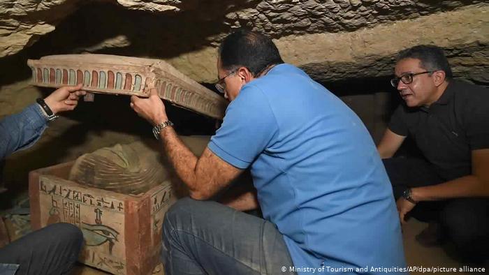 کشف صد تابوت مومیایی و ۴۰ مجسمه در ساقرای مصر (+عکس) کشف صد تابوت مومیایی و ۴۰ مجسمه در ساقرای مصر (+عکس)