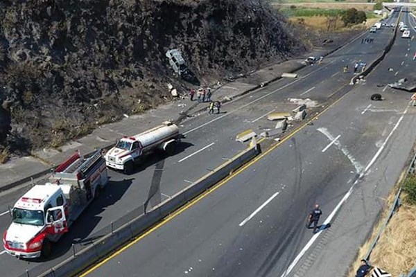 تصادف مرگبار تانکر در بزرگراه مکزیک با حداقل ۱۴ کشته تصادف مرگبار تانکر در بزرگراه مکزیک با حداقل ۱۴ کشته