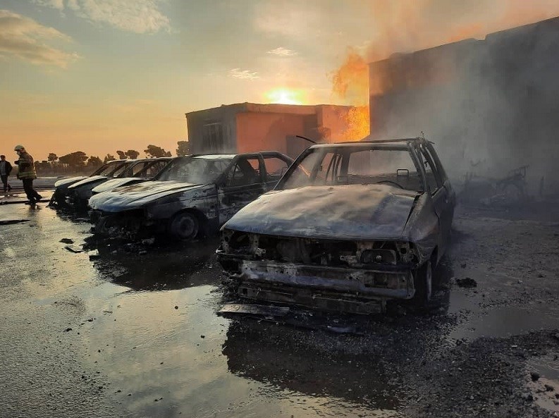 آتش‌سوزی مرگبار در محل نگهداری سیلندرهای گاز مایع/ سرایت آتش به ۶ خودرو