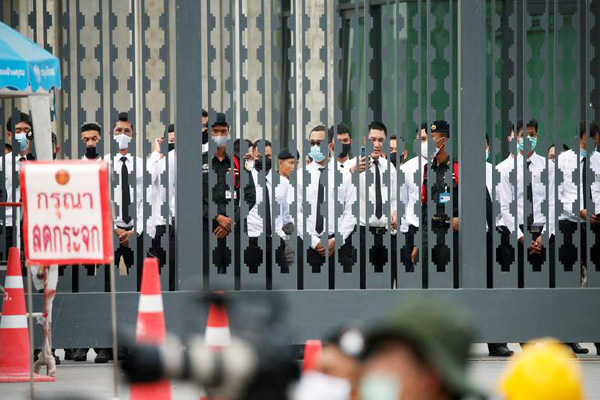 پناهگاهی به نام مدرسه / انتقال اجساد به تریلرهای یخچال دار (تصاویر)