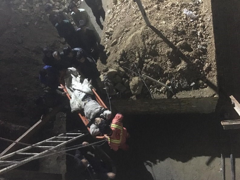 ریزش آوار بر سر ۳ کارگر در محل گودبرداری شده