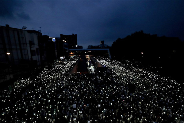 دور دنیا در قاب تصاویر؛ فرار از دست فیل غول پیکر!