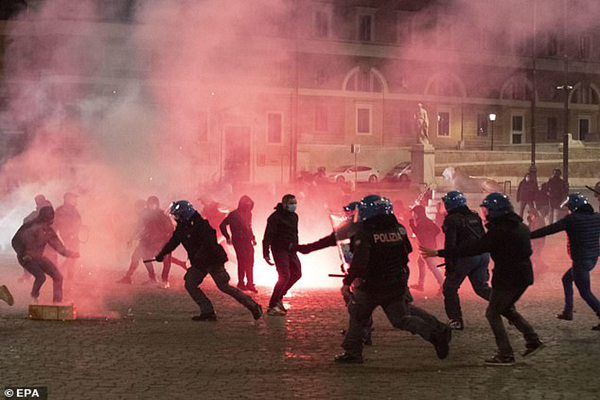 دور دنیا در قاب تصاویر؛ بوقلمون ها روی دست ماند!