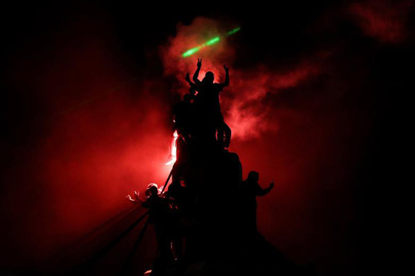 دور دنیا در قاب تصاویر؛ عملیات کشتن زنبورهای قاتل